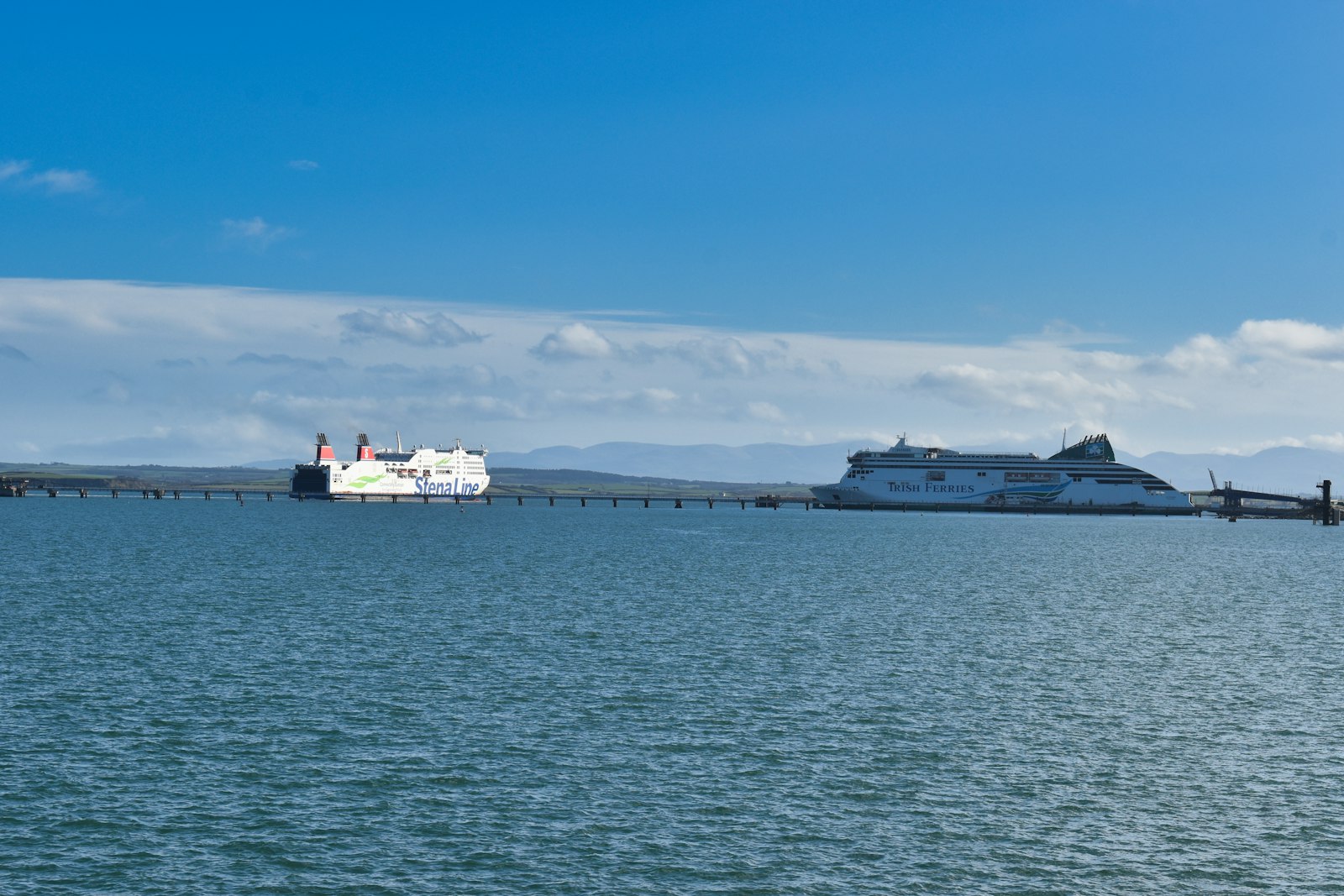 Ferry de Dublin — Travessia para o País de Gales, a Grã-Bretanha e Além